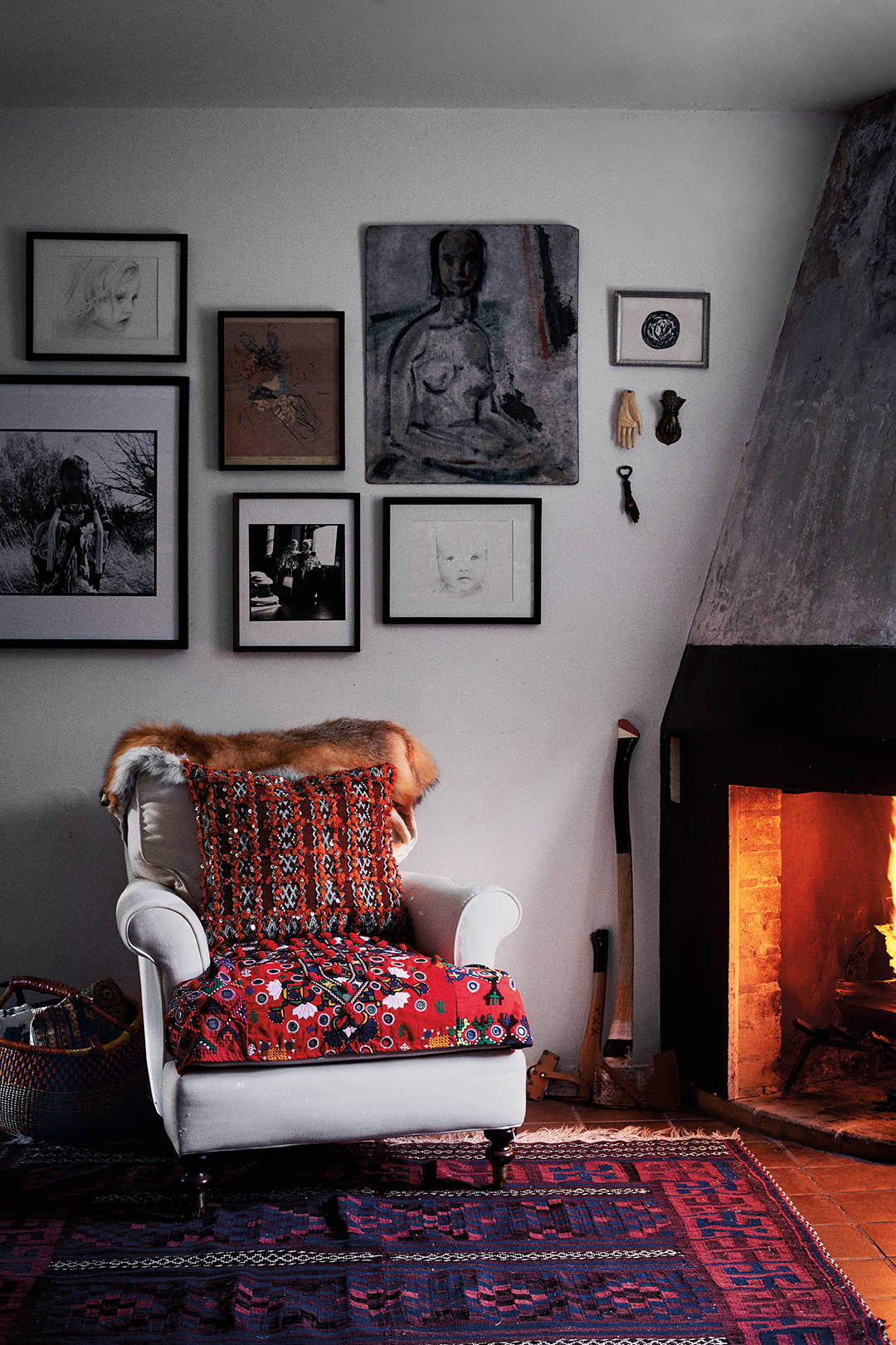 Színes anyagok borítják a divattervező farmját!