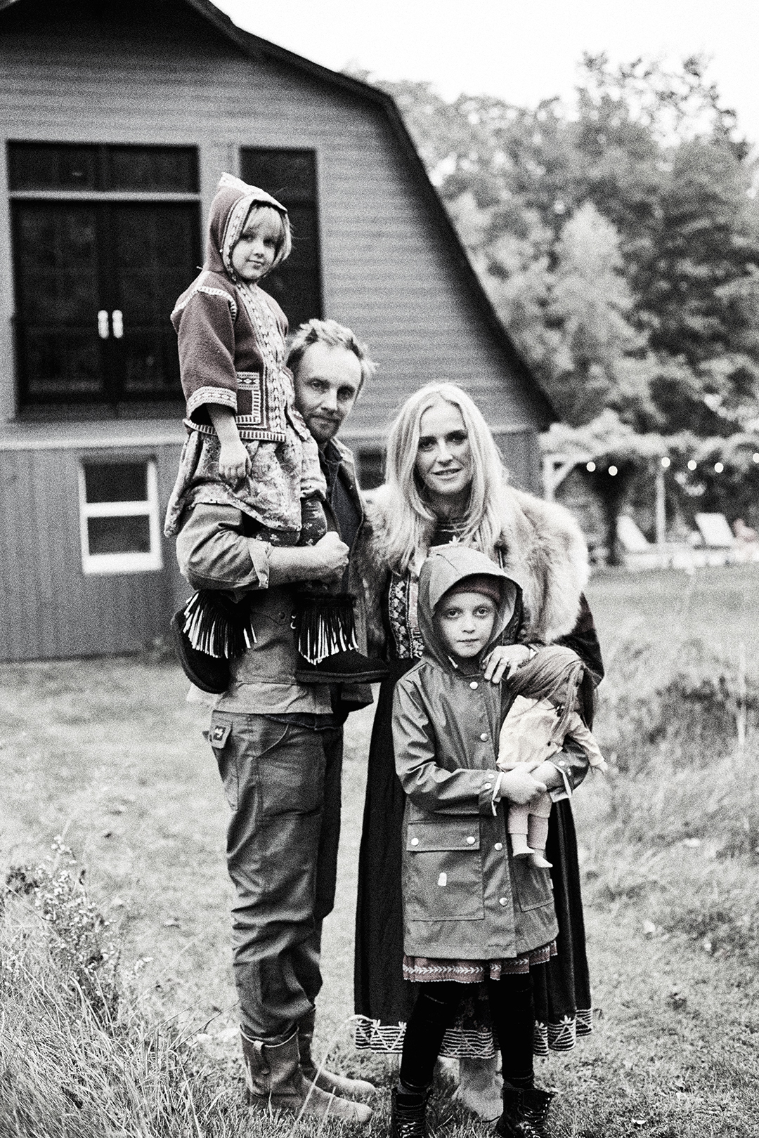 Színes anyagok borítják a divattervező farmját!