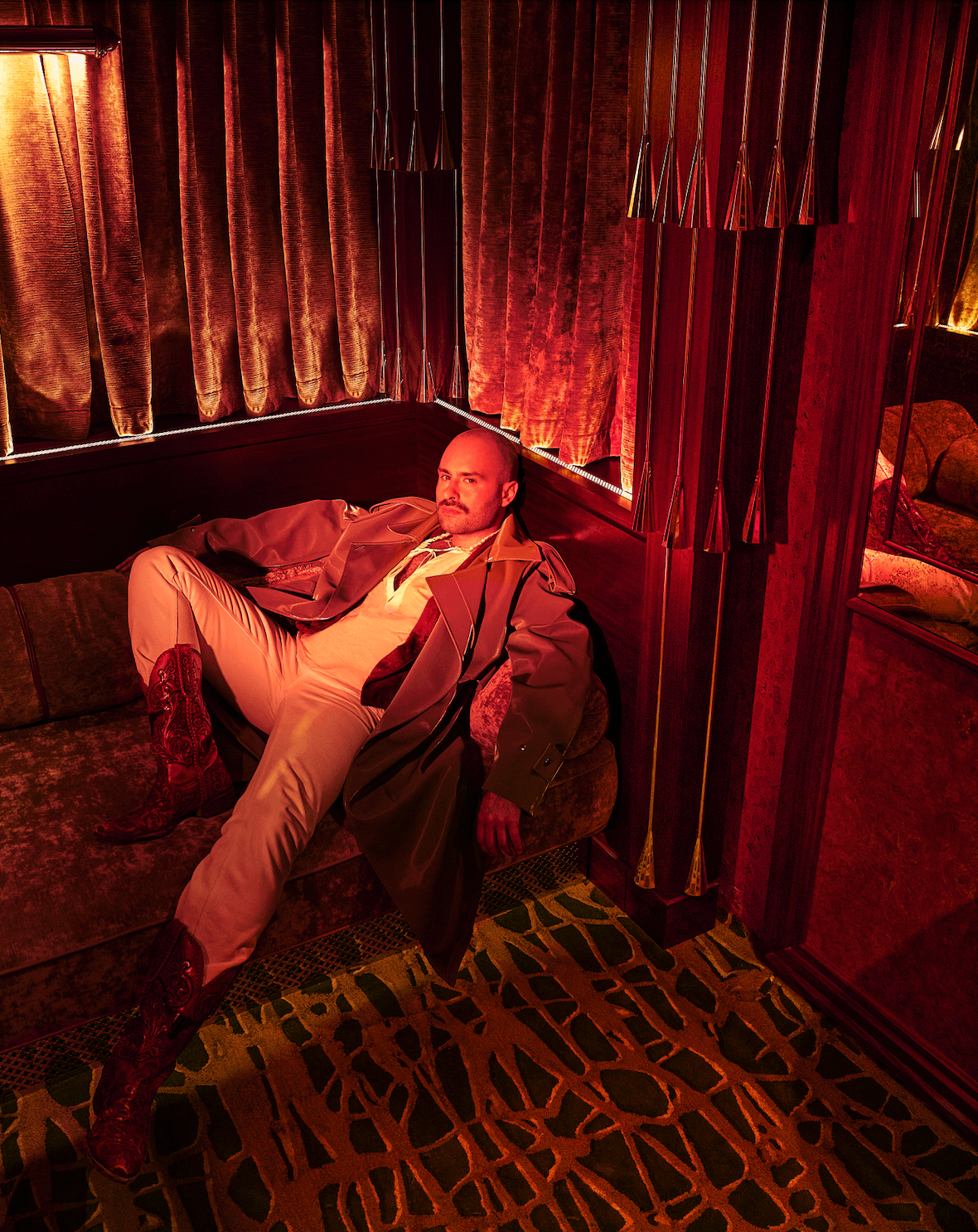 Hugo Toro titkos speakeasy-t mutat be Cannes-ban!