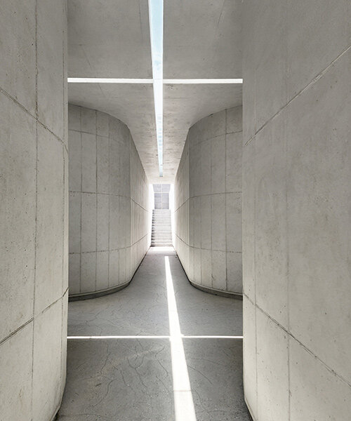 Kereszt alakú világítóablak a földalatti imateremben