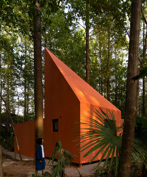 Piros fából készült kabin: Állványon a kínai erdőben!