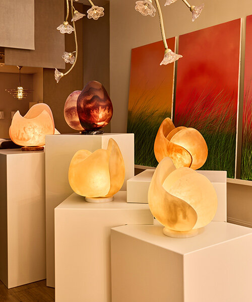 Kézműves gyanta szobrok világítanak Laura Gonzalez tárlatán NYC-ben