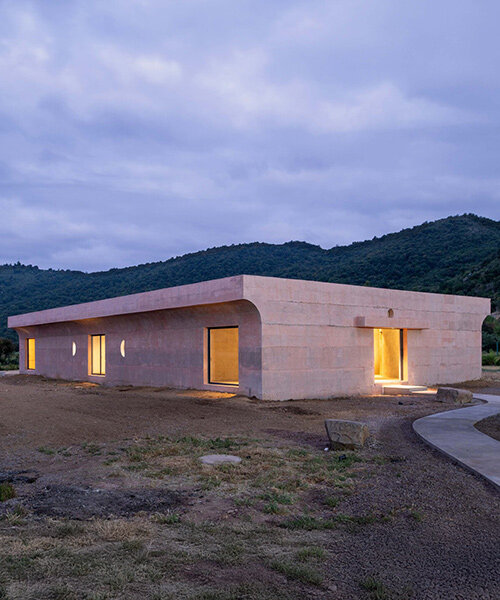 Pink beton LIMA ház: körbejárja a belső udvari medencét!