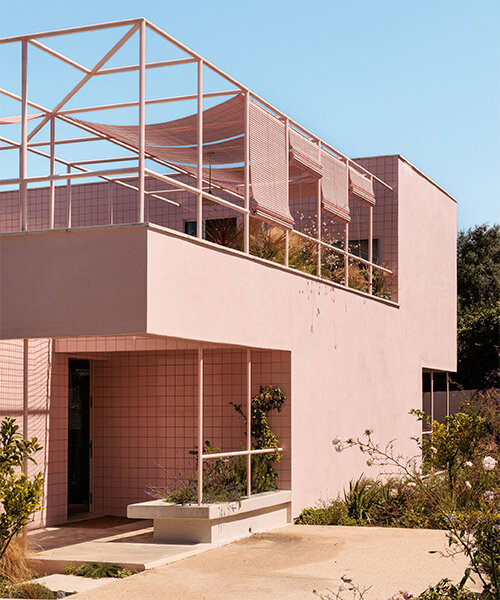 Rózsaszín ház az atelier RUA-tól: zöld környezettel kontrasztban!