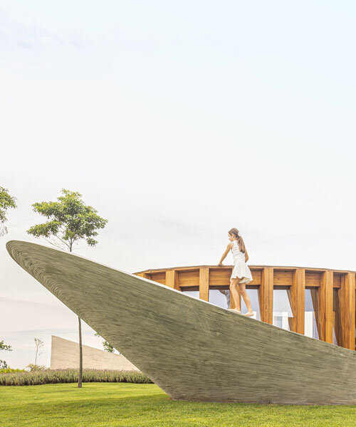 Kanyarodó betonfalak ölelik körbe a fészek kápolnát São Paulóban!