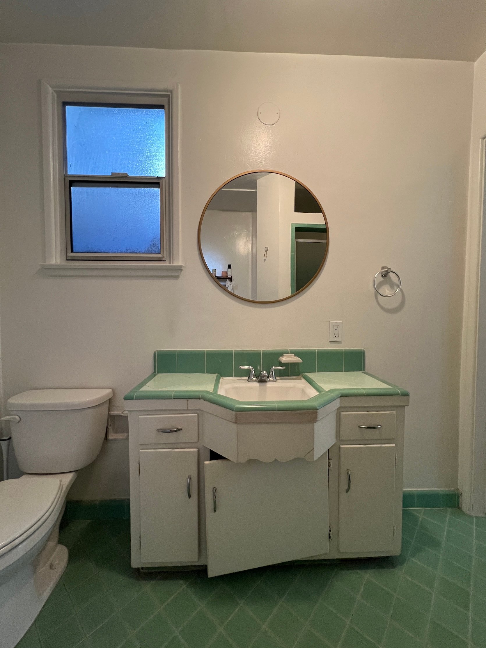 Könnyű, látványos frissítések Mallory vintage fürdőszobájában