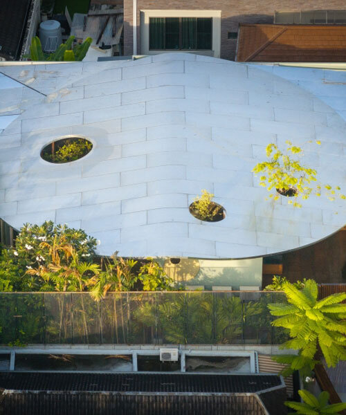 Ívelt üvegkupolák hatolnak át a bangkoki otthon aluminium tetőjén!