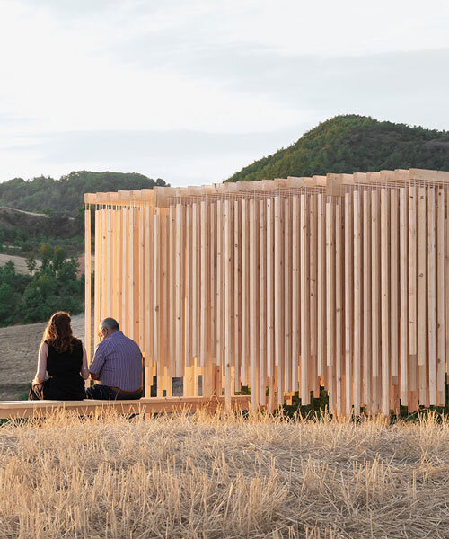 Szél aktiválja a pavilon áteresztő fapaneljeit, rétegzett hangzásokat!