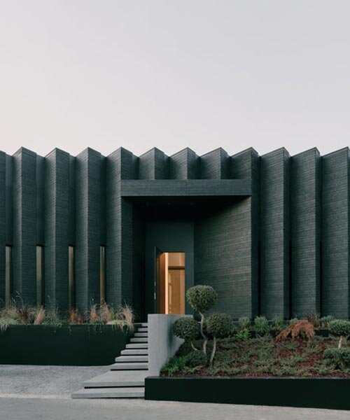 Fűrészelt, égett fa burkolat öleli körbe a tbiliszi otthont