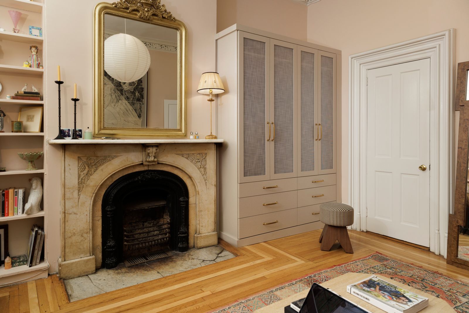 Carrie Bradshaw-stílusú gardrób Chloe Fineman nyugati lakásában!