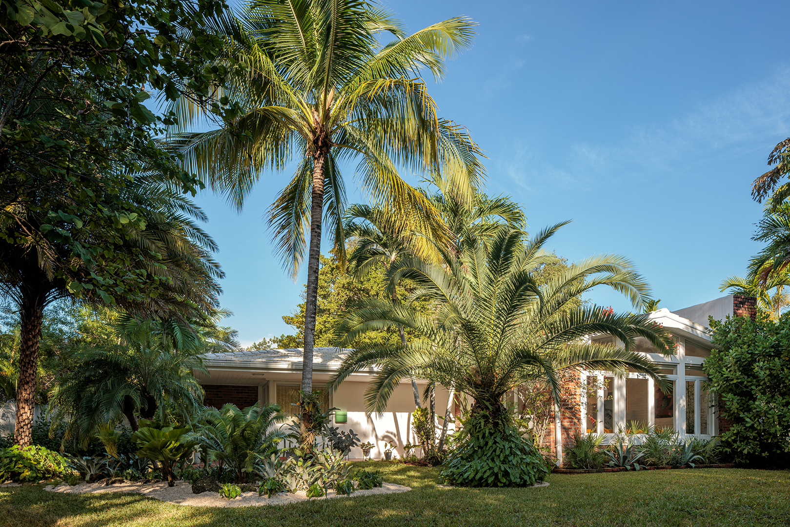 Banánsárga csempe és tükrös konyhaszekrények – Miami háza!