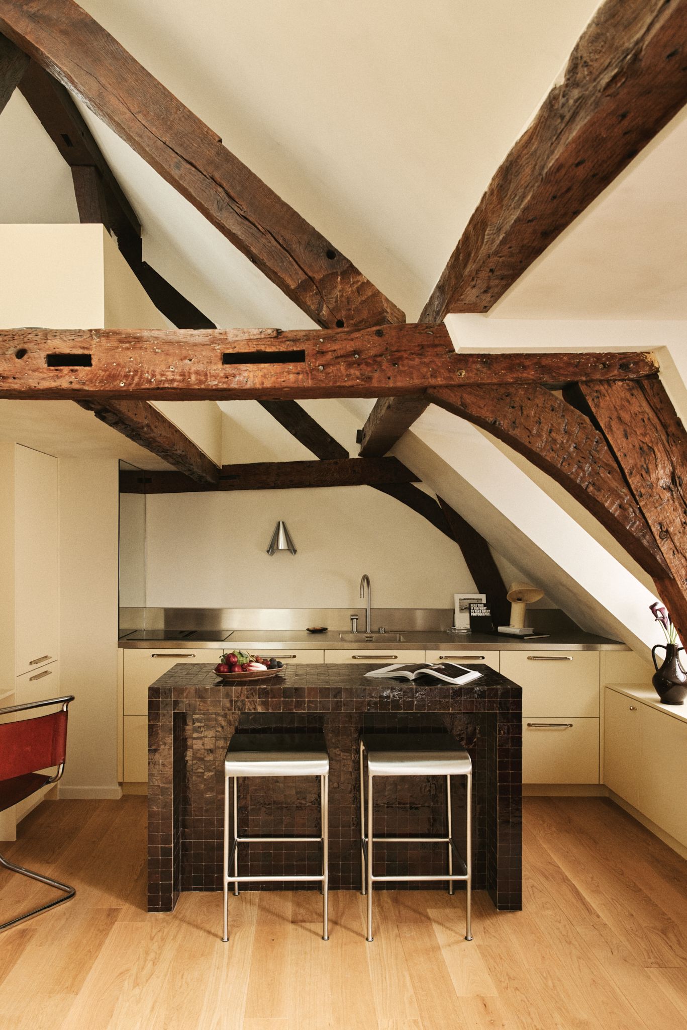 „Krémszínű boríték Párizsban: 323 négyzetláb rockos stílusban”