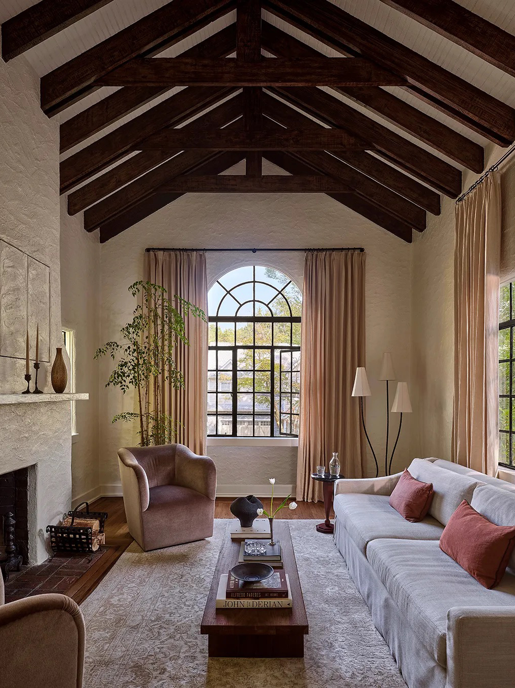 West Elm kávasztal: a tervező titkos kedvence szűk nappalijában!