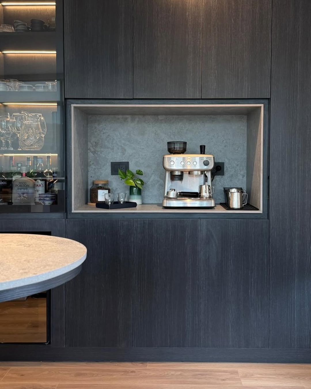 Tárolóanyag, ami csendben váltja fel a felső szekrényeket!