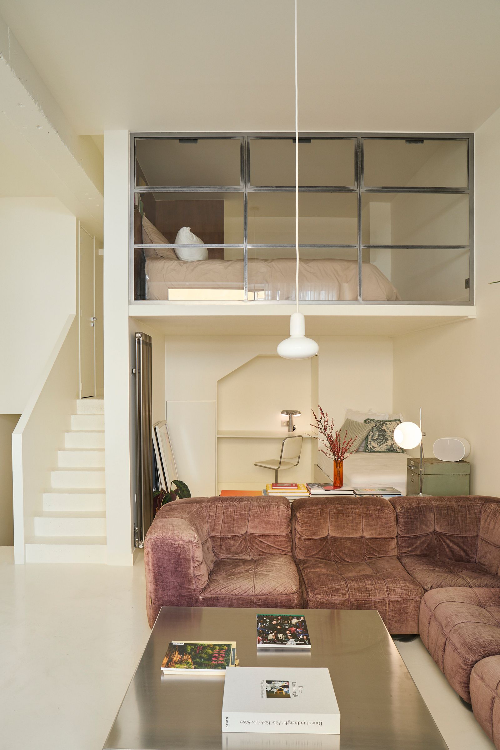 Utilitárius minimalizmus: Egy pár 484 négyzetlábos párizsi loftja