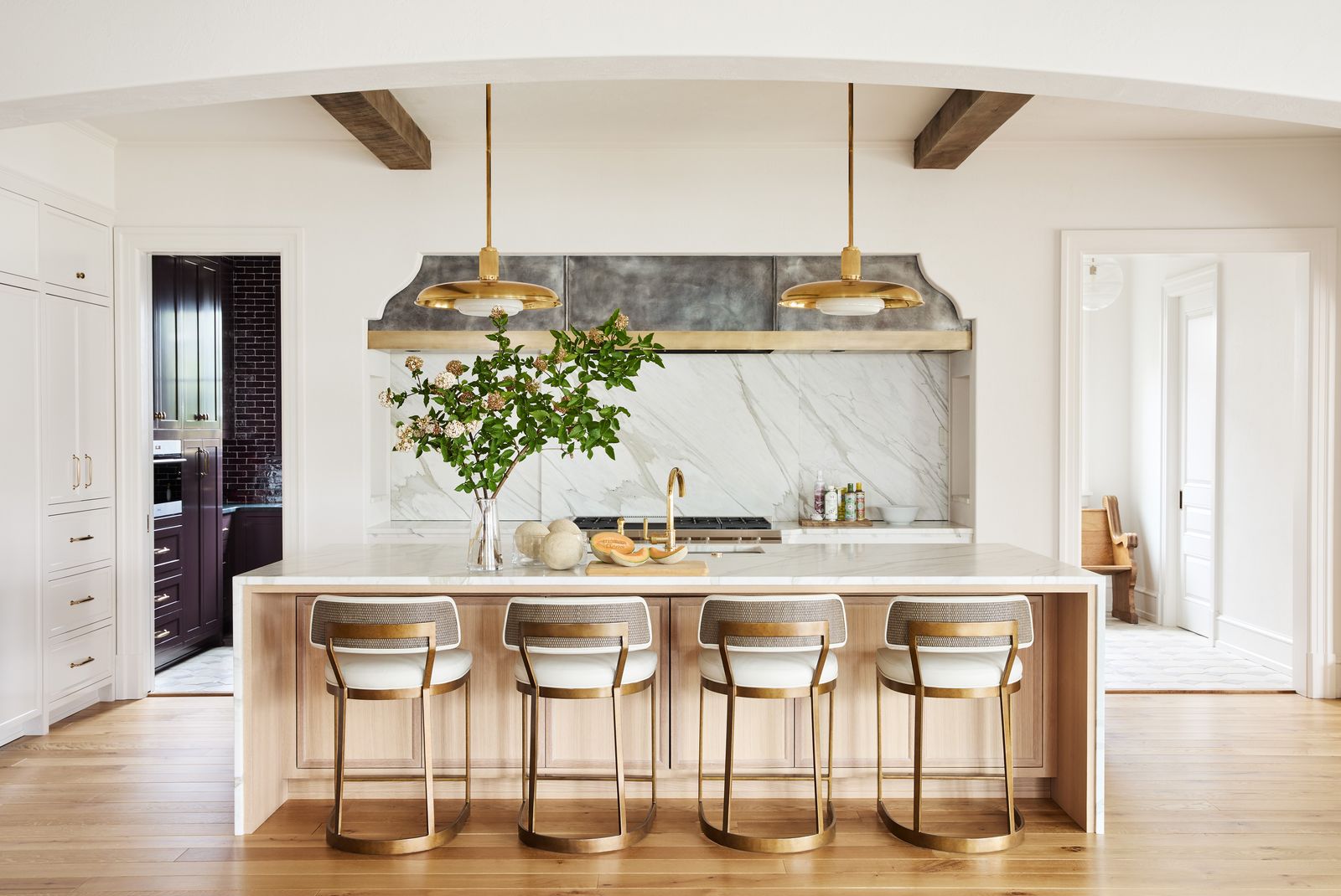 Luxus Ingatlan Trendek 2026: Divatmárkás, Tűzálló és Bézs árnyalatok