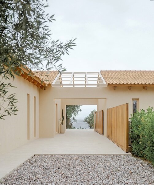 Pitched fa tetők egységesítik a görög felújítást az oblq-tól!