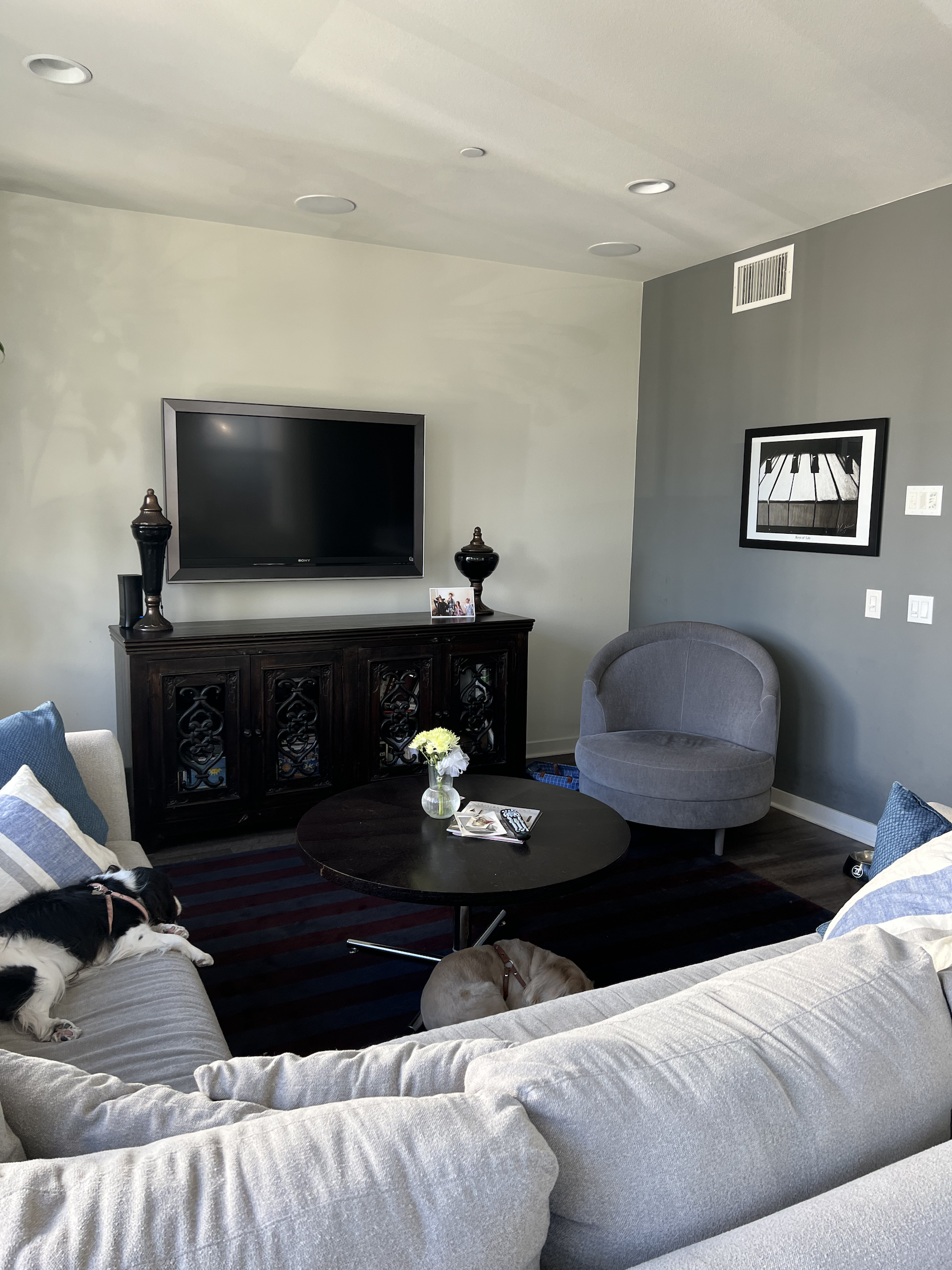 Mallory megmentette a szülei nappaliját a szürke vinyltól!