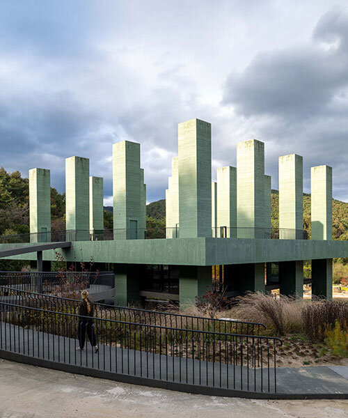 Inhabitable oszlopok: Pezo von Ellrichshausen új étterme Dél-Koreában