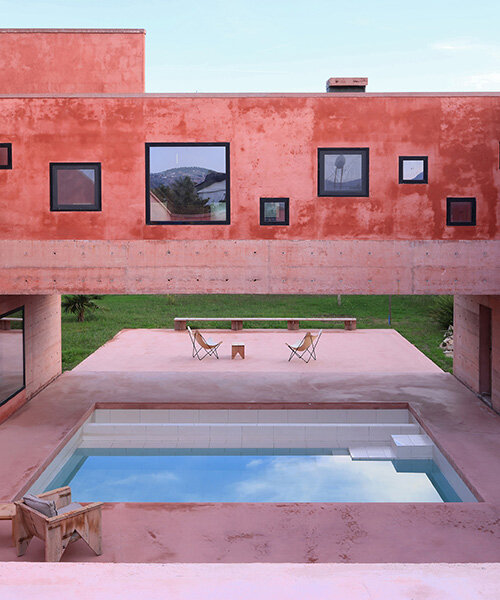 Térségi ház homlokzatát négyzetes nyílások díszítik Albániában