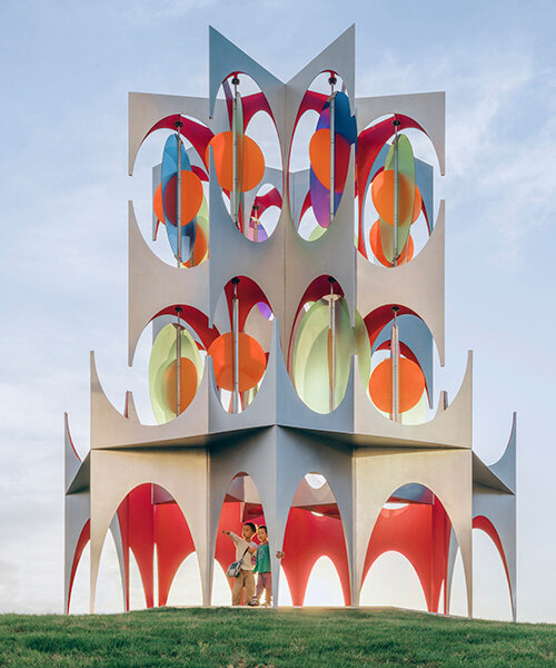 Függő színes korongok a pekingi Daxing Jizi installáción!