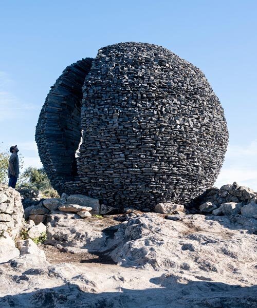 Yokyok: Fekete schistből készült gömbinstalláció Portugáliában!