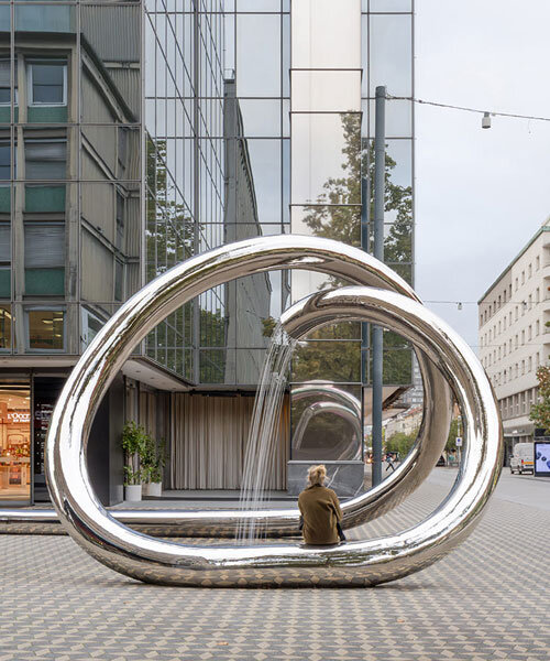 Folyamatos acélhurok: vízszobor Ljubljana városi szövetében