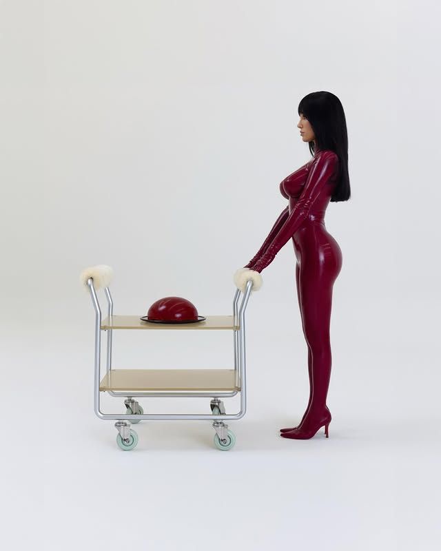 Bianca Censori: Új feminista kritika a Pop Bútorban!