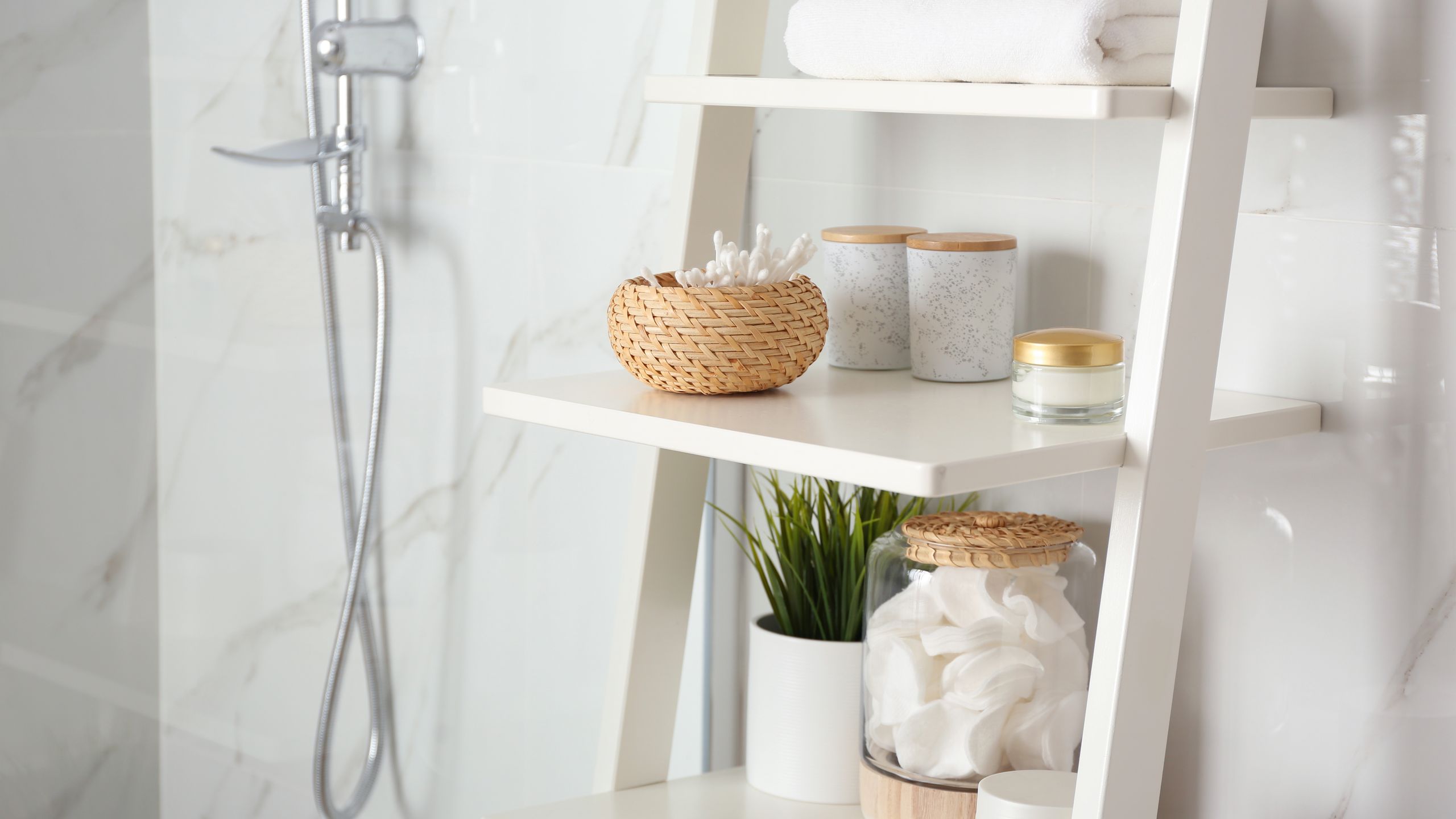 A Mosdó Alatti Rémálom: Praktikus Tárolási Tippek!