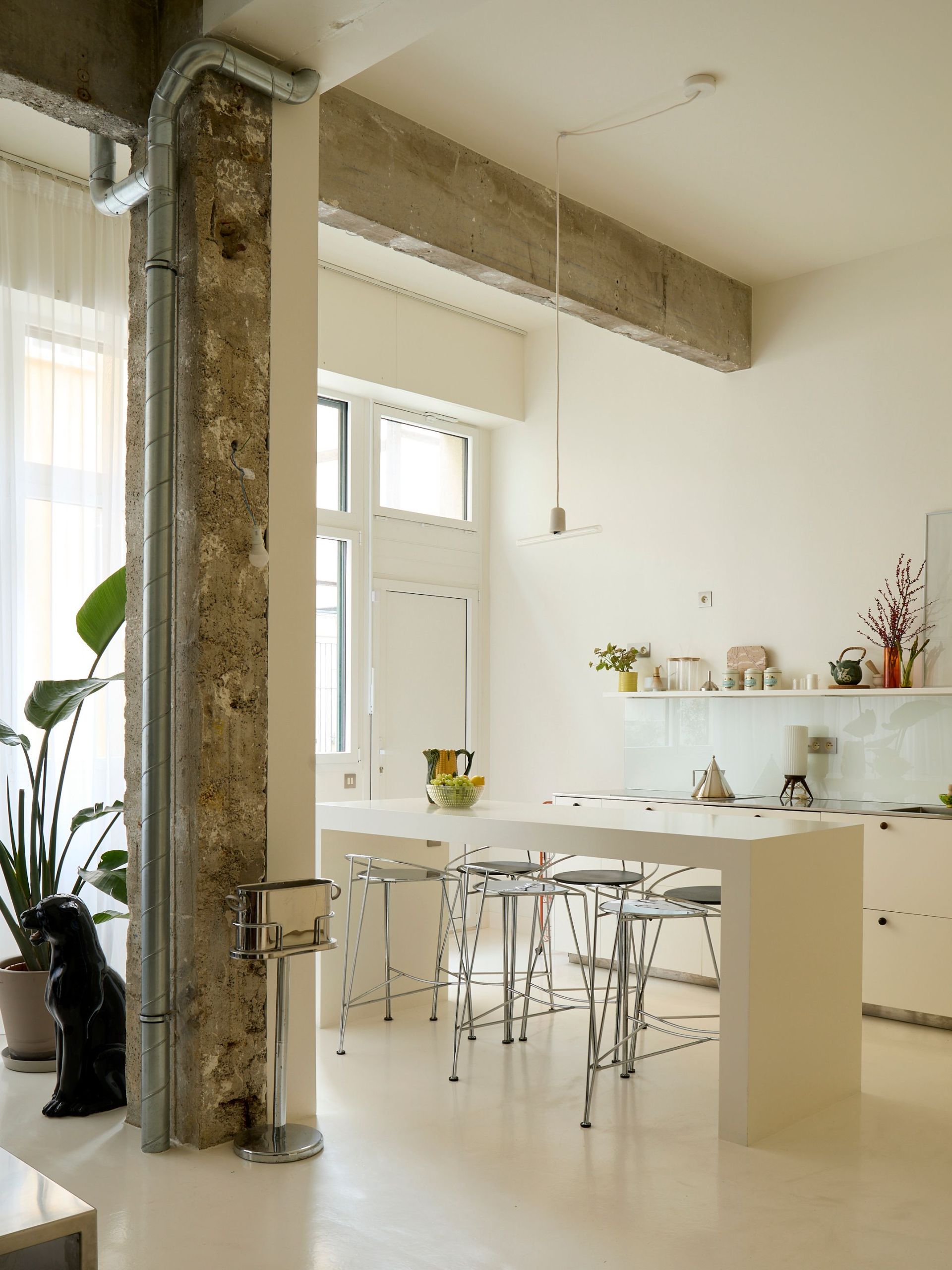 Utilitárius minimalizmus: Egy pár 484 négyzetlábos párizsi loftja