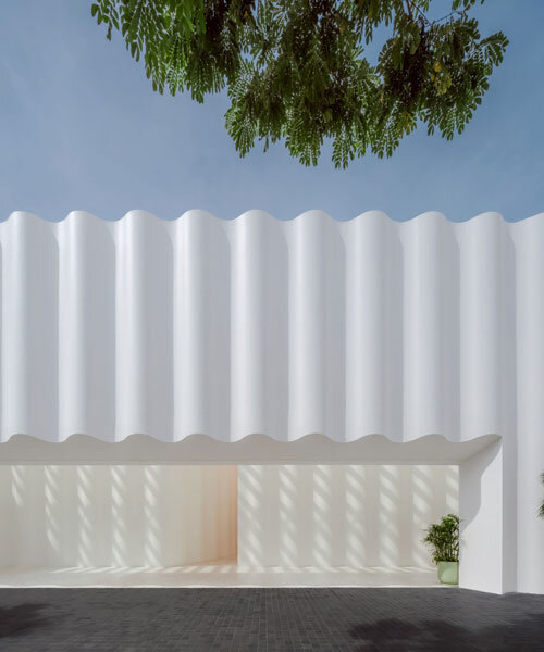 Hullámzó fehér formák borítják a pattayai szállodát!