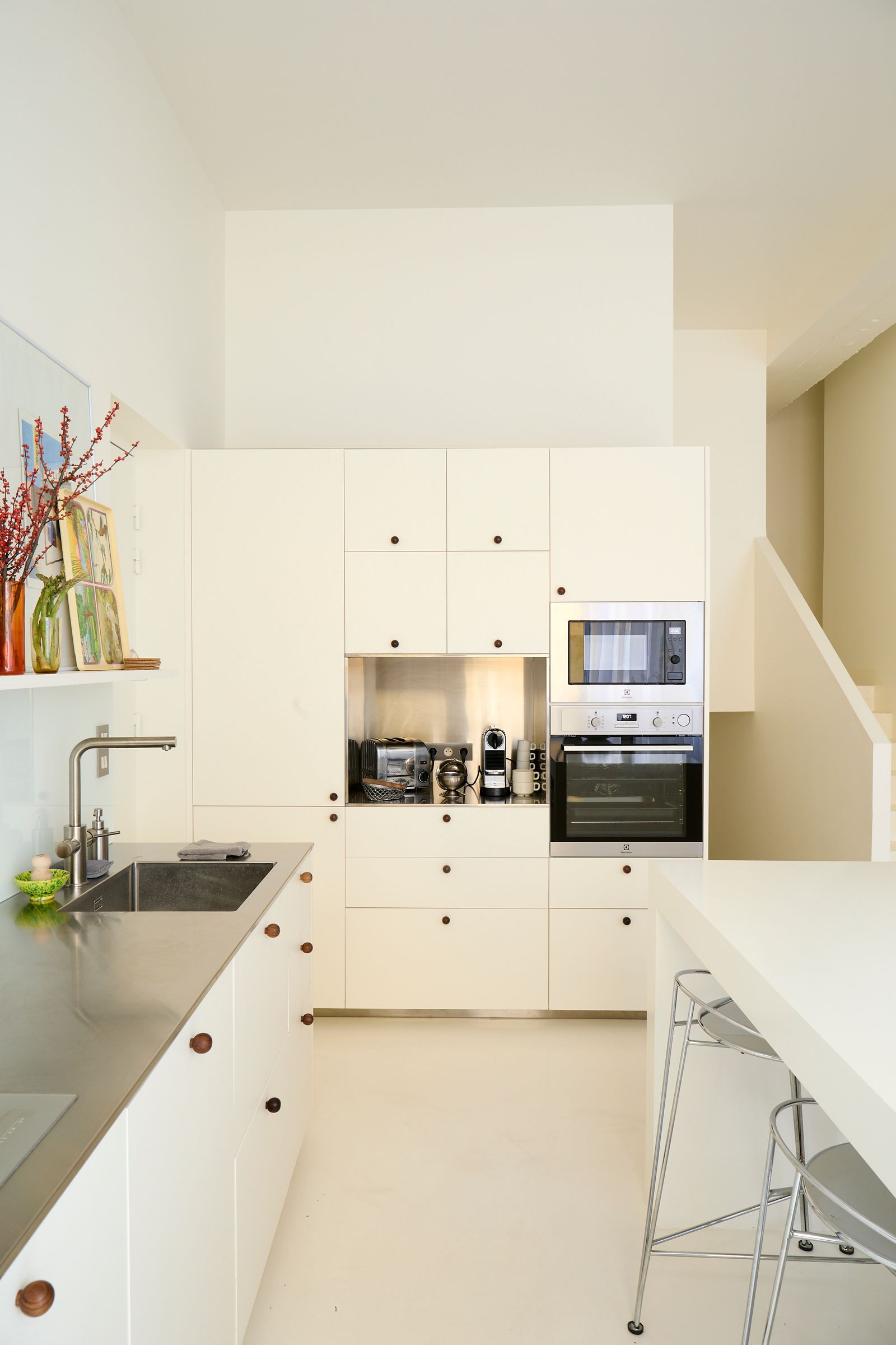 Utilitárius minimalizmus: Egy pár 484 négyzetlábos párizsi loftja