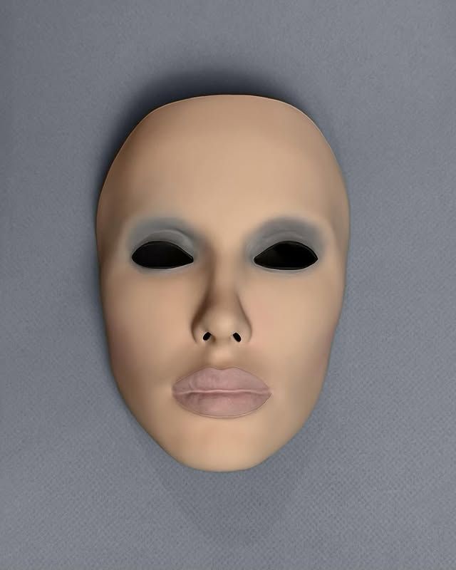 Bianca Censori: Új feminista kritika a Pop Bútorban!