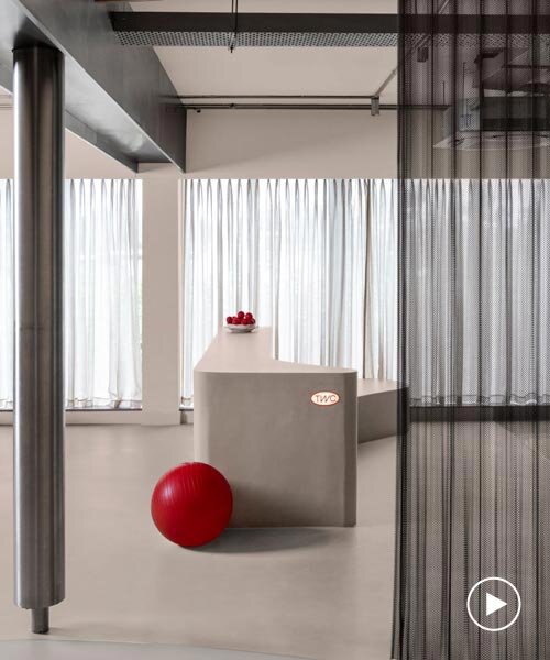 Beton és acél textúrák: körforgásban a bemutatóterem Indiában