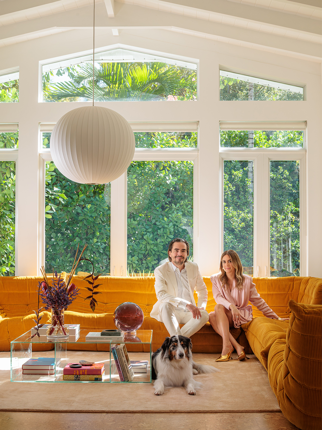 Banánsárga csempe és tükrös konyhaszekrények – Miami háza!