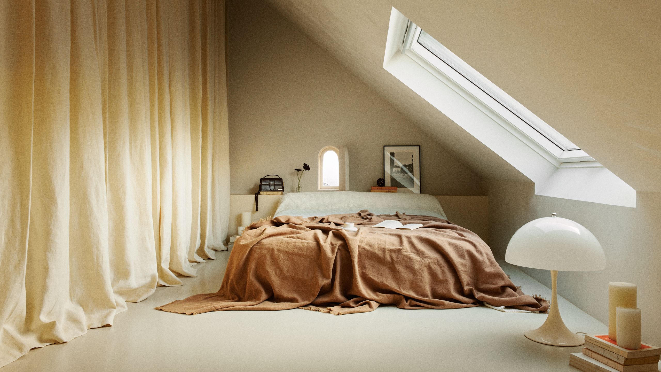 „Krémszínű boríték Párizsban: 323 négyzetláb rockos stílusban”