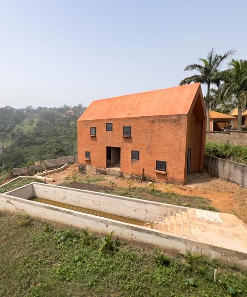 Agyag monolit villa: új csoda Ghána vörös földjén!