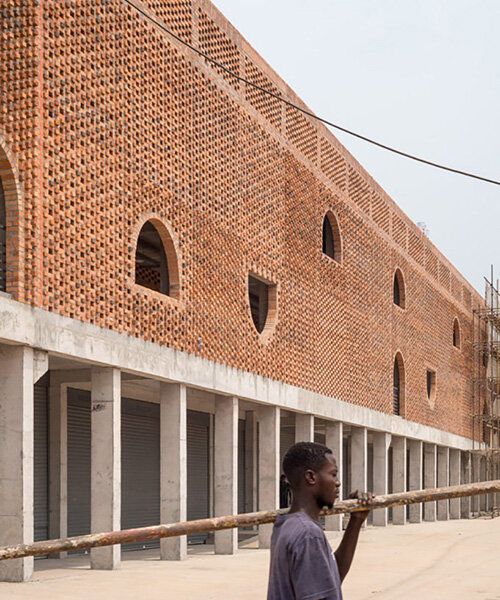 Betonpavilonok és pórusos téglafalak: Központi piac megújítása Kongóban