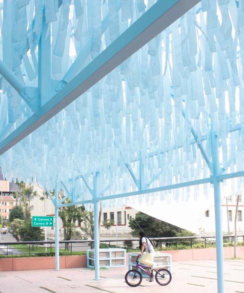 Kék szövetdarabok tánca a kolumbiai pavilonban!