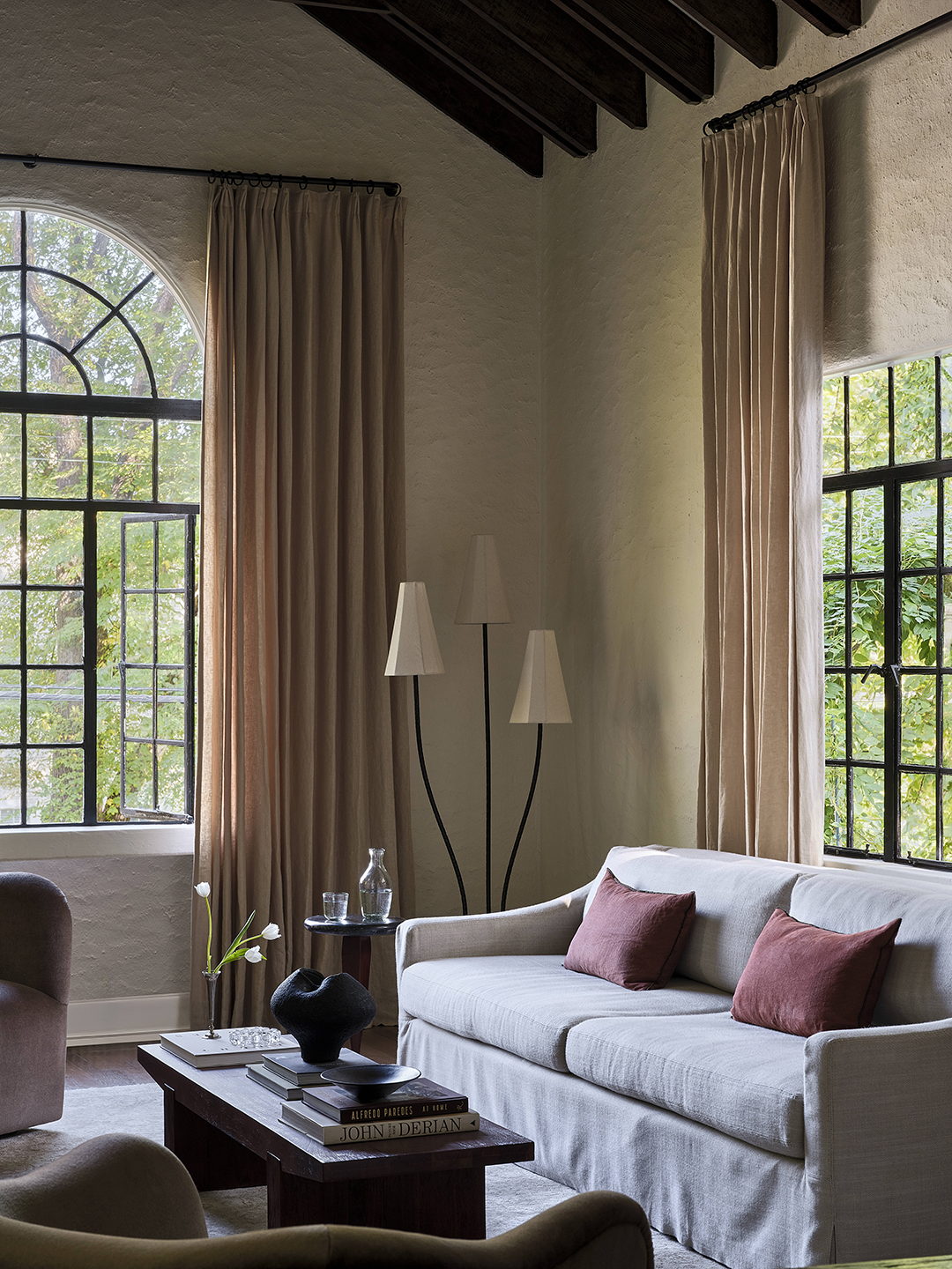 West Elm kávasztal: a tervező titkos kedvence szűk nappalijában!