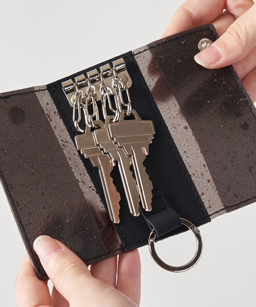 Viselhető kollekció: Átalakított bőrporból átlátszó anyag!