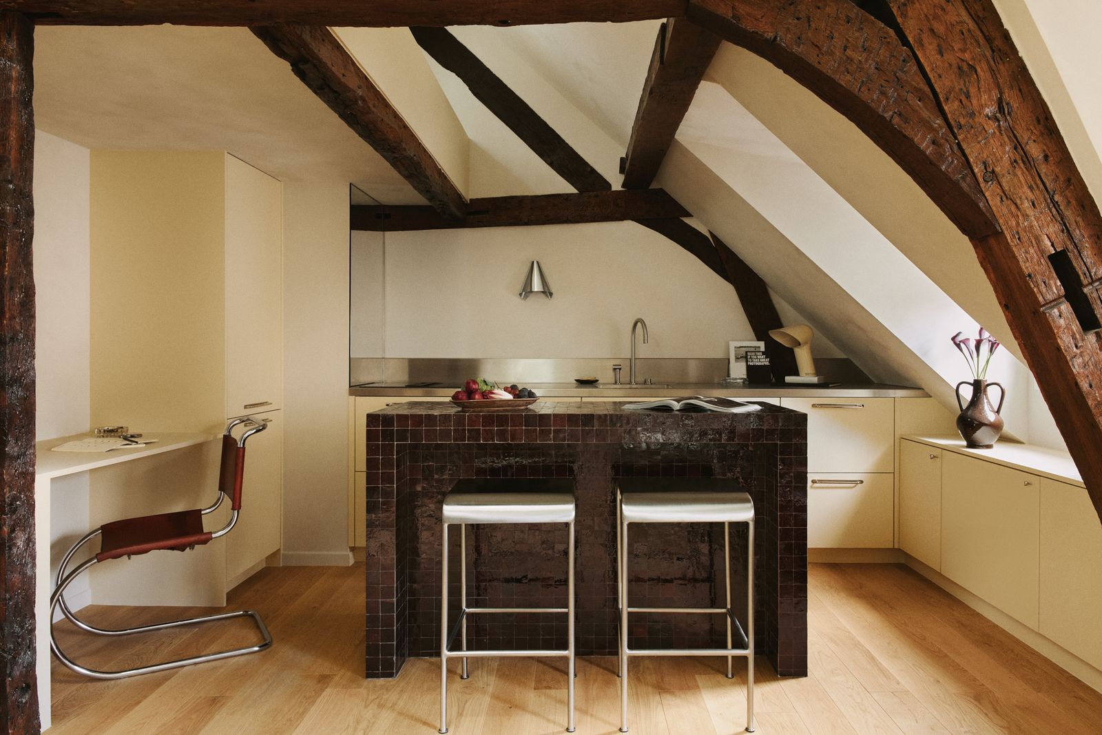 „Krémszínű boríték Párizsban: 323 négyzetláb rockos stílusban”