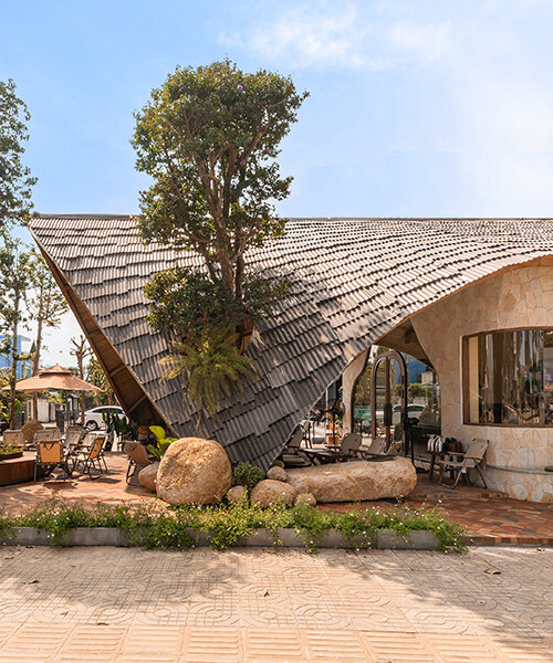 Fém tető borítja a kőépületeket a vietnámi kávézóban!