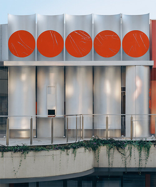 Piros körpaneles homlokzatú kávézó Kínában!