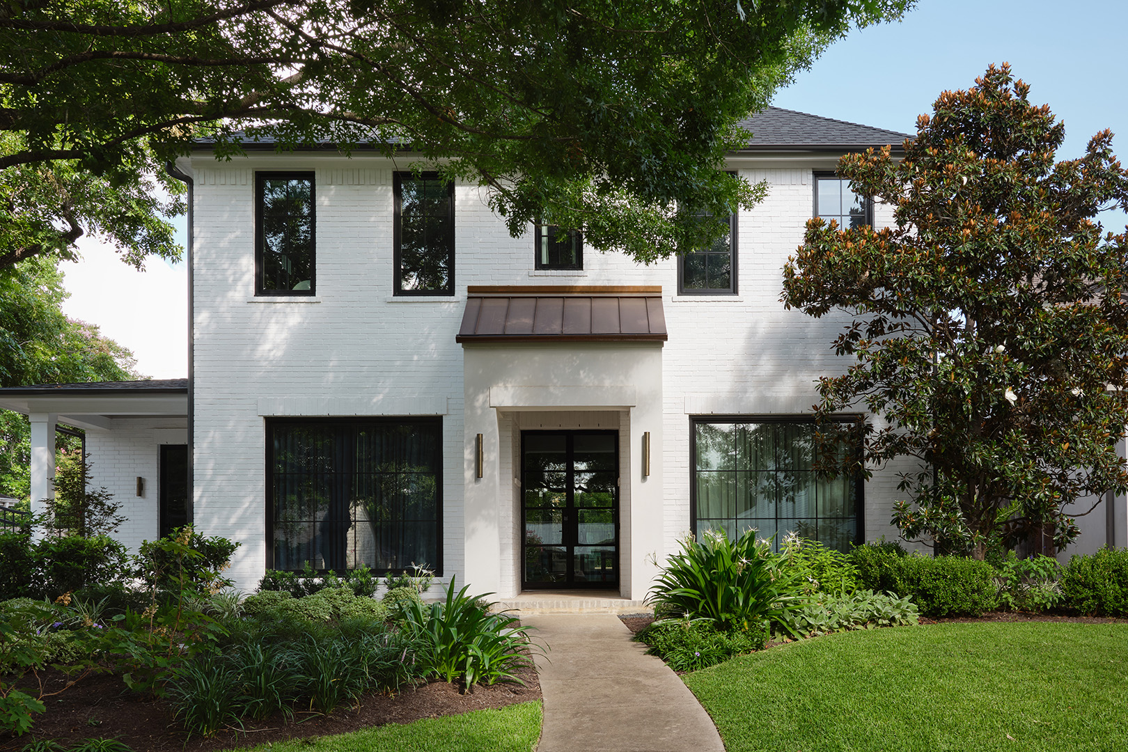 Lila bárral és ametiszt függönnyel: színt vált az otthon!