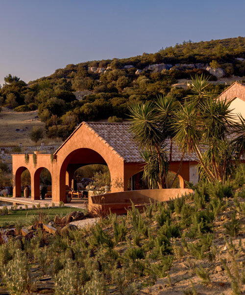 Lime-mázolt homlokzat öleli körbe az urla családi otthont Törökországban