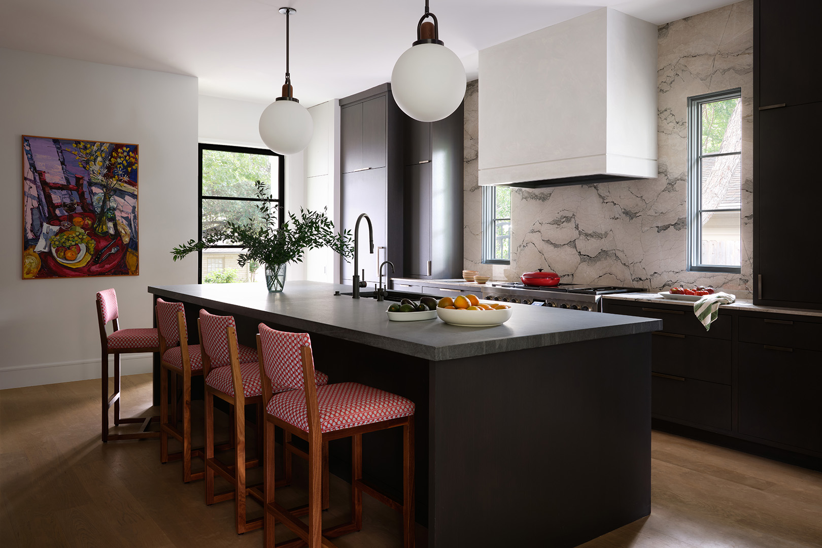 Lila bárral és ametiszt függönnyel: színt vált az otthon!