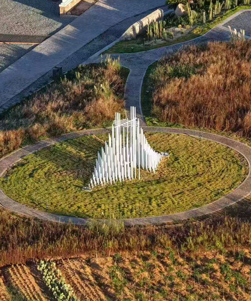 Acélos oszlopok erdeje: Lengő installáció ködben Kínában