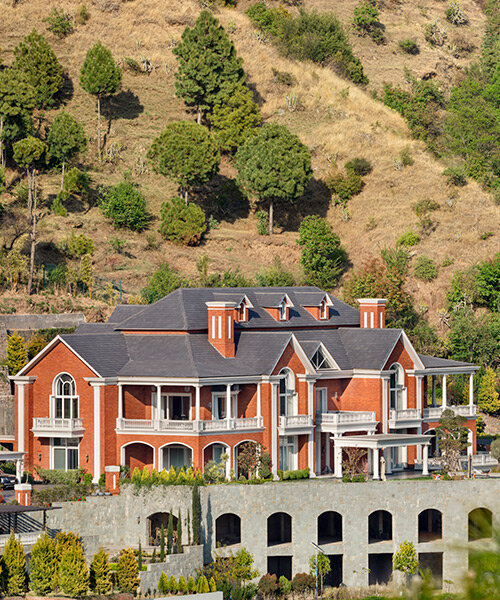 Hegyoldalba épített otthon: maximális kilátás és intimitás Indiában