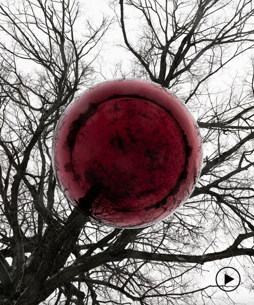 Reflektív vörös gömb lóg a fákról Orekhov művészetében